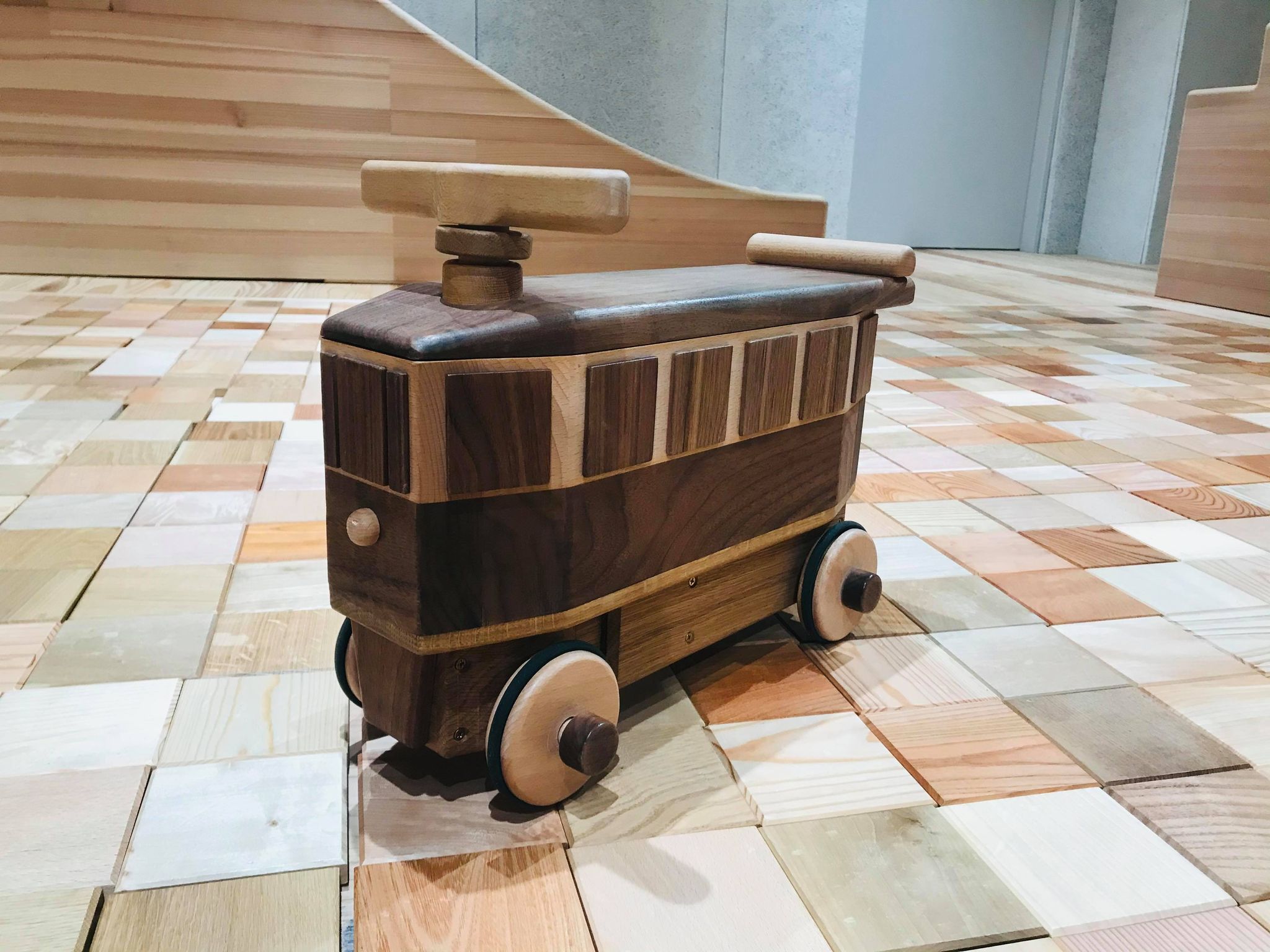 花巻おもちゃ美術館で人気のおもちゃ「馬面電車の乗用玩具」を販売開始！